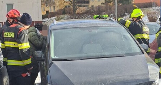 Hoch (4) zůstal uvězněný v tomto autě. Ven ho dostali hasiči. Hoch (4) zůstal uvězněný v tomto autě. Ven ho dostali hasiči.