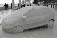 Tady končí sranda! Sousedovi přes noc zaledoval zaparkované auto