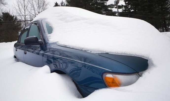 Auto pod sněhem - ilustrační foto