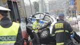 Hrozivá nehoda v Praze: Policejní auto vletělo do tramvaje!