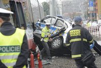 Hrozivá nehoda v Praze: Policejní auto vletělo do tramvaje!