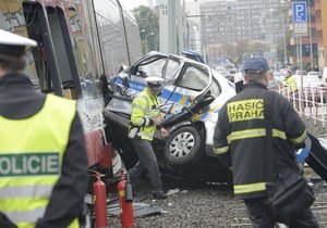 Policejní auto se srazilo s tramvají v Olšanské ulici v Praze 3