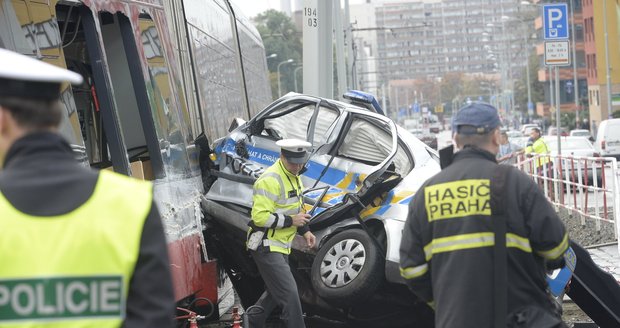 Hrozivá nehoda v Praze: Policejní auto vletělo do tramvaje!