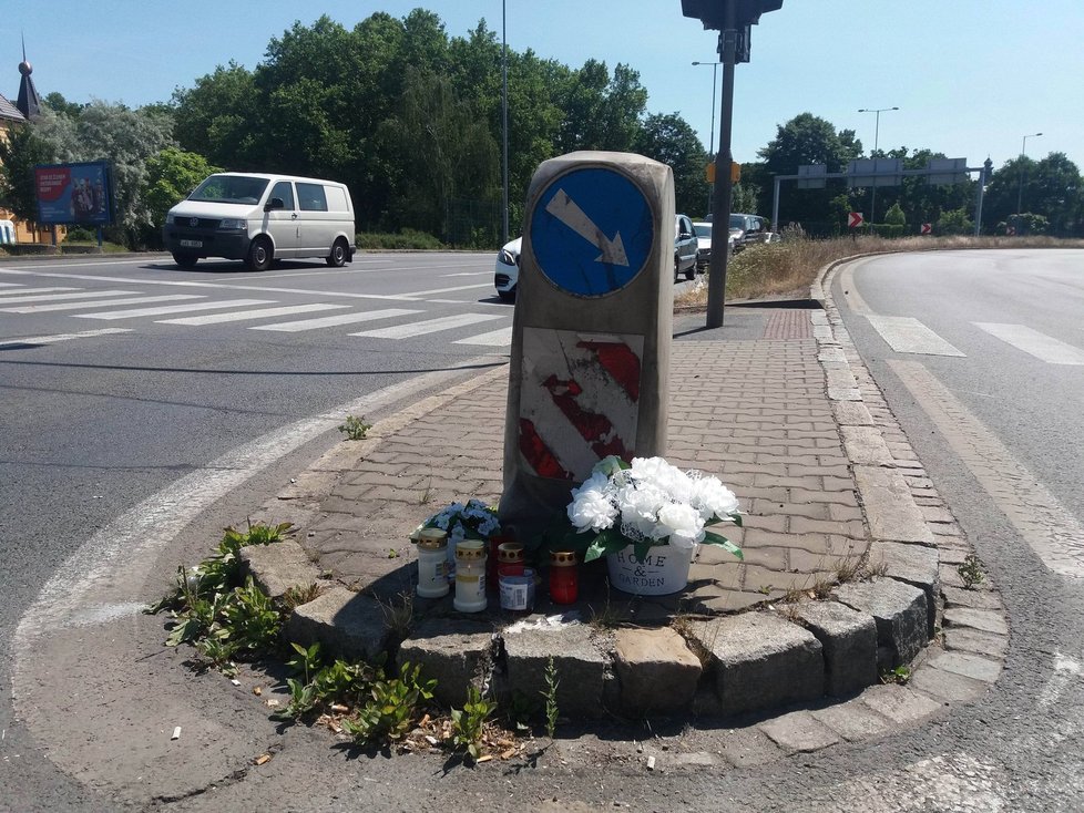 Pomníček na křižovatce, kde srazilo auto dva vietnamské chlapce (†7 a †12).