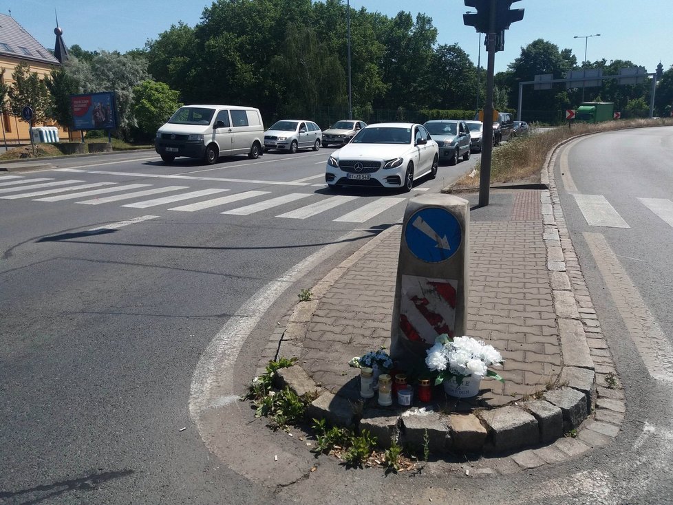 Pomníček na křižovatce, kde srazilo auto dva vietnamské chlapce (†7 a †12).