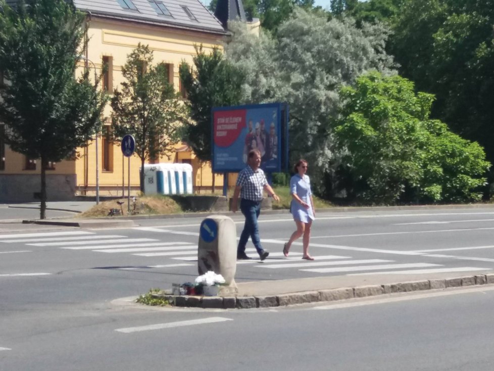 Pomníček na křižovatce, kde srazilo auto dva vietnamské chlapce (†7 a †12).