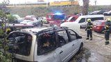 Auto lehlo popelem: U požáru na Smíchově zasahovali i záchranáři