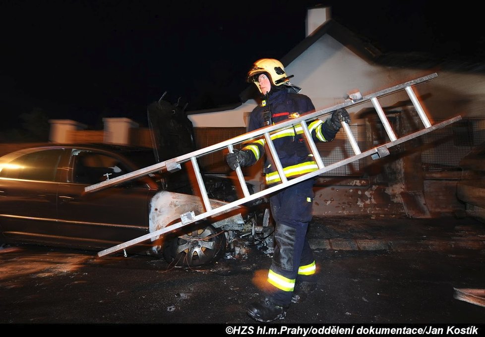 Požár automobilu, který přeskočil na obytný dům, někdo založil úmyslně.