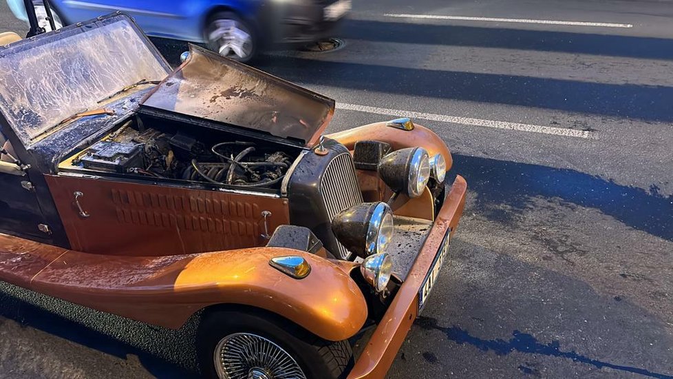 Na rohu Václavského náměstí a ulice Mezibranská vzplálo auto na LPG. 