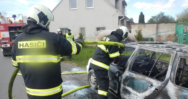 19letá dívka uhořela v autě. Stejně mladý řidič v Ústí nezvládl řízení