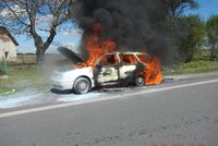 Tragédie v Náchodě: V zaparkovaném autě uhořel člověk, druhý je popálený