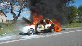 Auto, ve kterém řidička převážela čtyři děti, začalo za jízdy hořet.