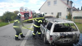 Auto, ve kterém řidička převážela čtyři děti, začalo za jízdy hořet.