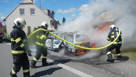 Auto, ve kterém řidička převážela čtyři děti, začalo za jízdy hořet.