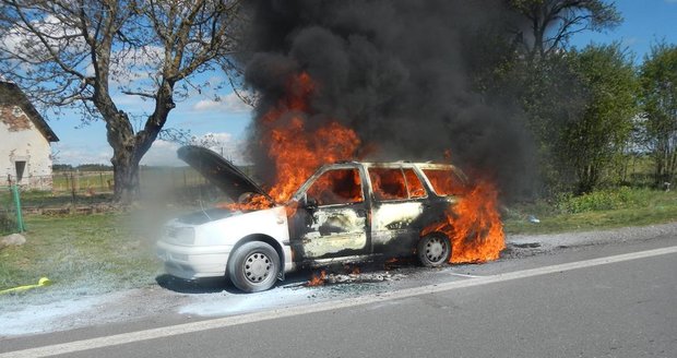 Tragédie v Náchodě: V zaparkovaném autě uhořel člověk, druhý je popálený