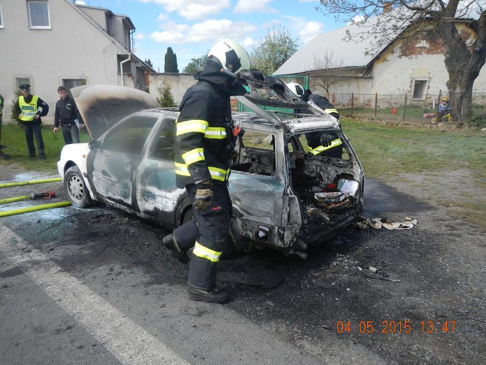 Auto, ve kterém řidička převážela čtyři děti, začalo za jízdy hořet.