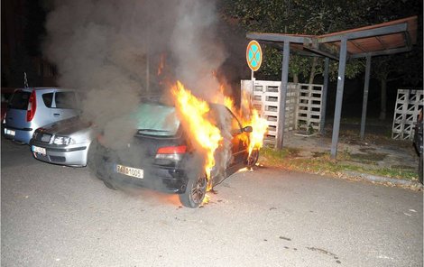 Jedno z aut, které pyroman podpálil.