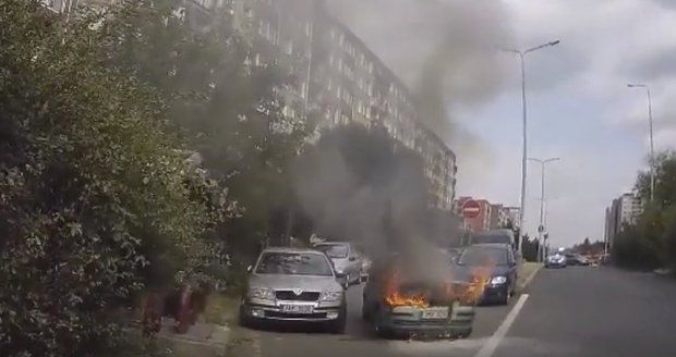 Auto v plamenech a rychlý zásah mužů zákona: Policisté rozbili oktávku... Aby ji zachránili!