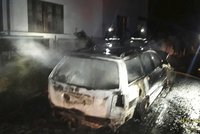 Neznámý žhář podpálil naschvál volkswagen: Majiteli zůstal vrak a škoda 90 tisíc