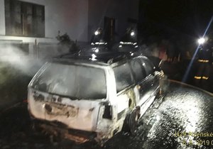 Žhář podpálil auto na Plzeňsku.