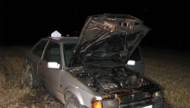 To je osobní auto, které najednou začalo hořet