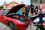 Luxus za 370 milionů: Prahou projelo 35 vozů Ferrari.