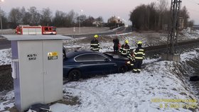 Auto bouralo v Chodové Plané u přejezdu, pak ho smetl vlak.