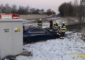 Auto bouralo v Chodové Plané u přejezdu, pak ho smetl vlak.