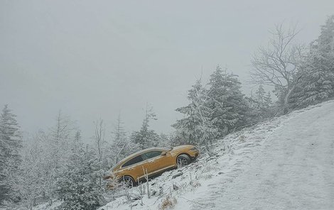 Cesta na zasněžený kopec autem s letními pneumatikami se nevyplatila.