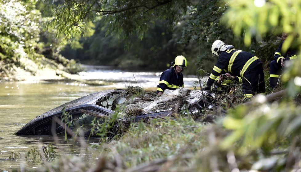 Auto našli hasiči s policisty asi o dva kilometry dál, uvízlo mezi stromy v řece Vláře.