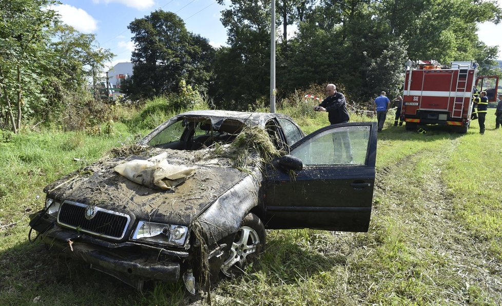 Auto našli hasiči s policisty asi o dva kilometry dál, uvízlo mezi stromy v řece Vláře.