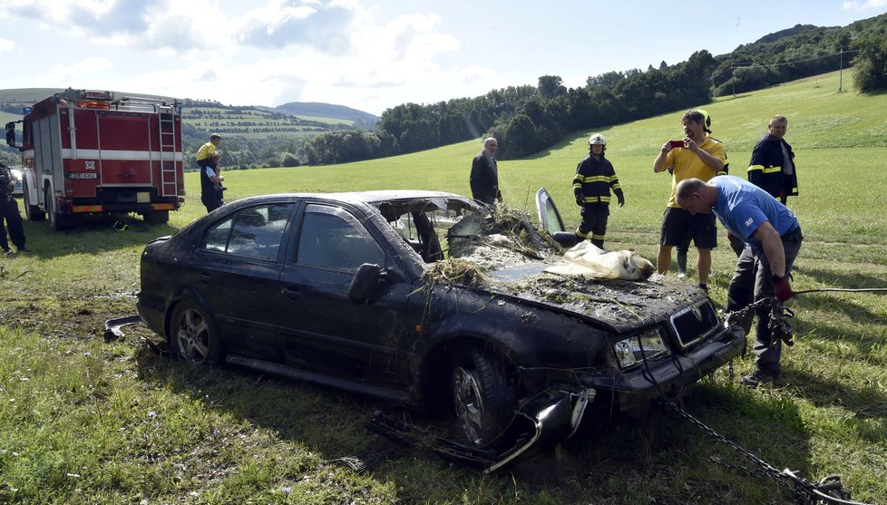 Auto našli hasiči s policisty asi o dva kilometry dál, uvízlo mezi stromy v řece Vláře.