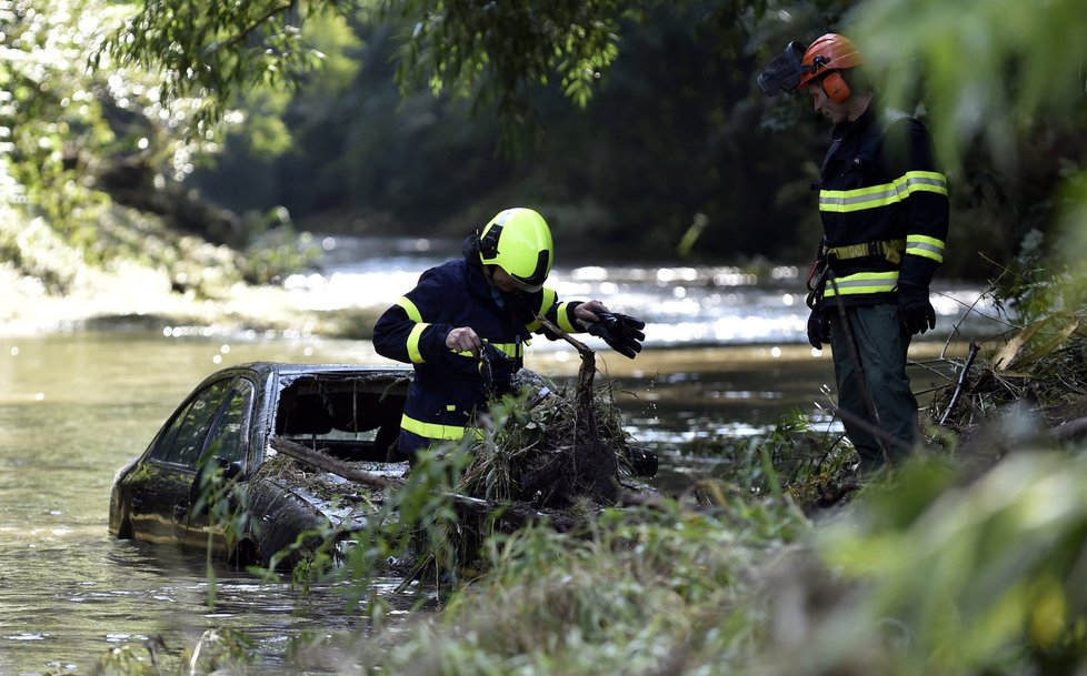 Auto našli hasiči s policisty asi o dva kilometry dál, uvízlo mezi stromy v řece Vláře.