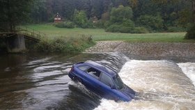 Vůz se zasekl uprostřed řeky