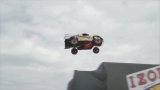 Světový rekord: Závodník v autě letí 101 metrů vzduchem!
