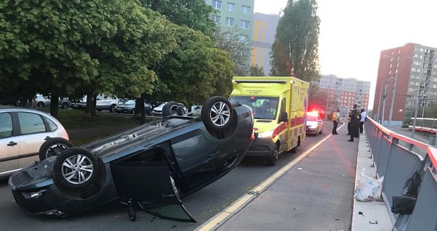 Řidič s autem skončil na střeše. Podle informací Blesk.cz se tak stalo při couvání.