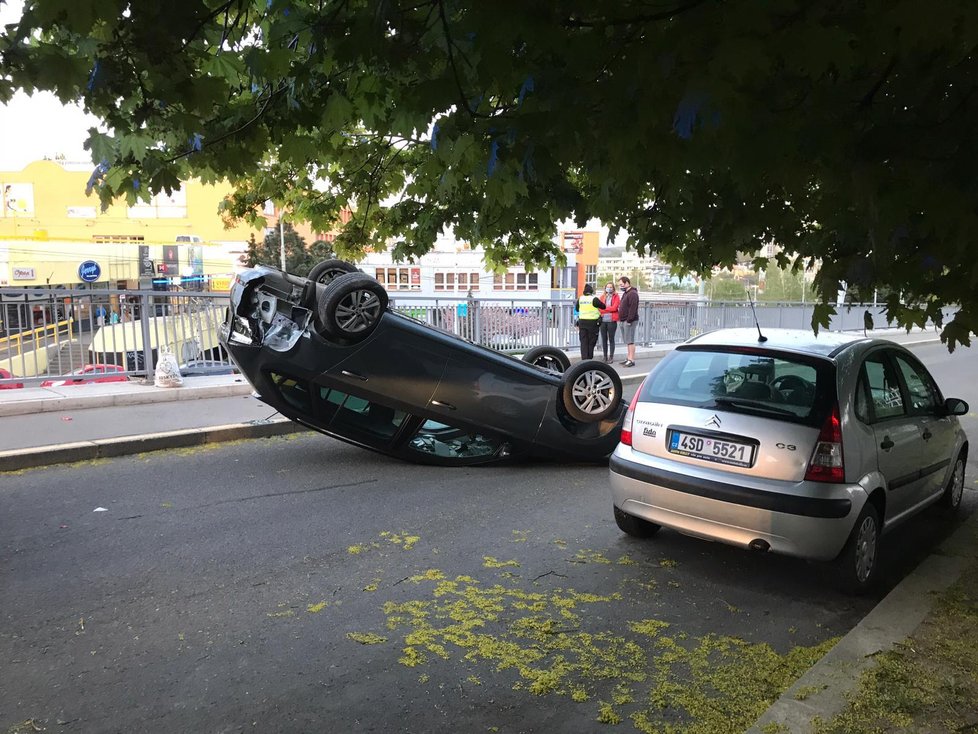 Řidič s autem skončil na střeše. Podle informací Blesk.cz se tak stalo při couvání.