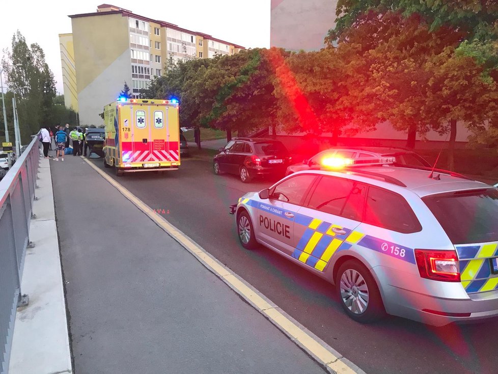 Řidič s autem skončil na střeše. Podle informací Blesk.cz se tak stalo při couvání.