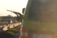 Střelba na české silnici: Řidič pálil po ostatních autech