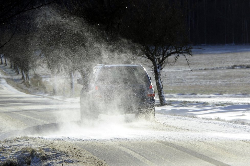 Ledovka, sníh i silné poryvy větru zkomplikovaly 6. prosince provoz i na silnicích v Plzeňském kraji