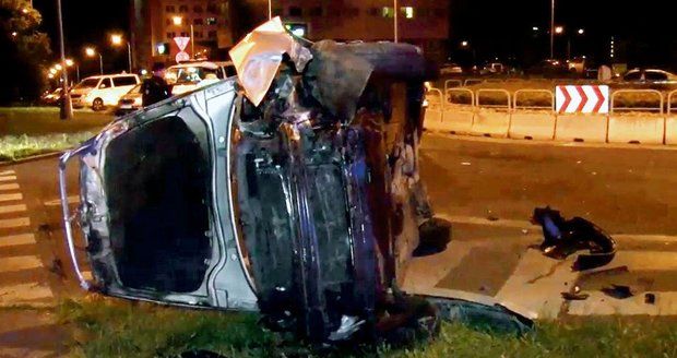 Zdrogovaný řidič jel jako šílenec, naboural do taxíku a auto následně rozbil v betonových svodidlech. Myslel, že hraje počítačovou hru!