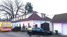 Luxusní jaguar napasovala v pražských Hrdlořezích do domu: Řidička skončila v nemocnici