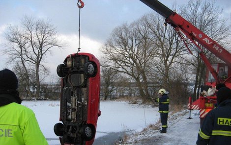 Hasiči auto »chytili« na háček. Jeřáb ho pak vytáhl z vody a vrátil zpět na zem.