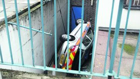 Schodiště policistovi na chvíli posloužilo jako vhodné parkovací místo