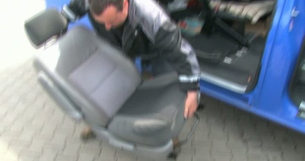 Vynalézavý policista ukradl vyhřívané sedačky ze služebního auta