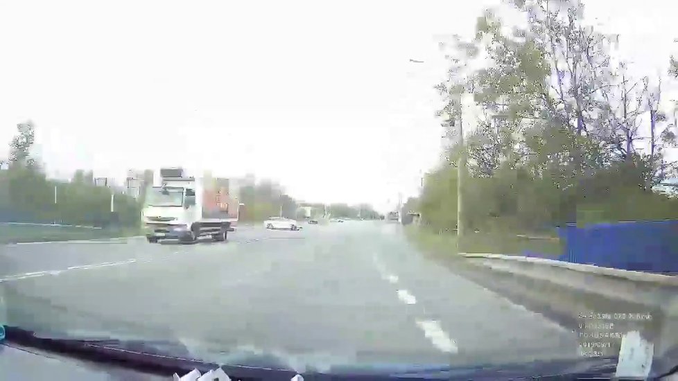Řidič v Ostravě riskantně přejížděl na rušné křižovatce přes dvě plné čáry.