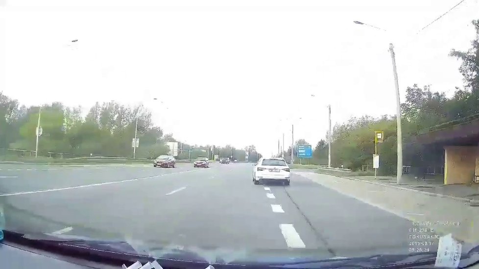 Řidič v Ostravě riskantně přejížděl na rušné křižovatce přes dvě plné čáry.
