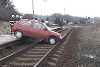 Děda (85) špatně zabrzdil auto: Sjelo na Plzeňsku do kolejí a zastavilo vlaky