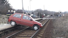 Špatně zabržděné auto sjelo do kolejí.