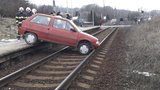 Děda (85) špatně zabrzdil auto: Sjelo na Plzeňsku do kolejí a zastavilo vlaky